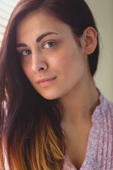 Obraz premium Pretty brunette looking at camera