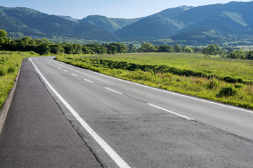 くじゅう連山をバックに瀬の本高原の車道