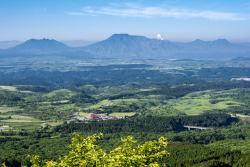 新緑の瀬の本高原と阿蘇五岳