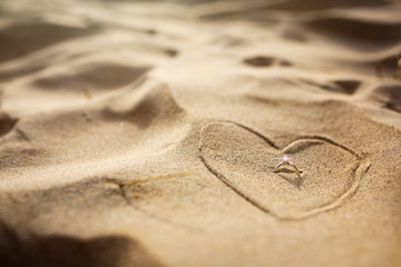 Fototapeta na wymiar Herz im Sand