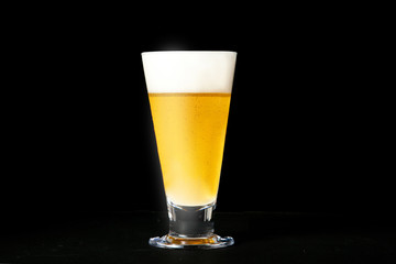 黒背景のビール