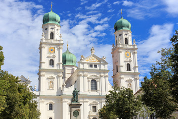 Fototapeta na wymiar Passauer Dom St. Stephan