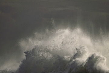 Obraz na płótnie Canvas Huge breaking wave