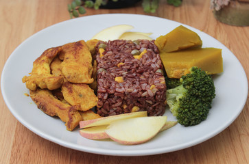 Grilled chicken with turmeric sauce and red rice