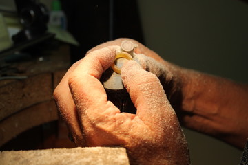 Making a wedding ring. First step: the wax model.