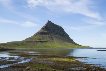 Montagna Kirkjufell durante il periodo estivo, Islanda