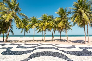 Foto op Plexiglas Copacabana, Rio de Janeiro, Brazilië Palmbomen en de iconische stoep van het strandmozaïek van Copacabana, in Rio de Janeiro, Brazilië.