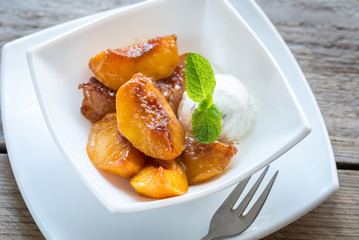 Caramelized peaches with vanilla ice cream