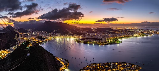 Poster Panoramisch uitzicht over Rio de Janeiro bij nacht, gezien vanaf de Sugar Loaf-piek. © mandritoiu