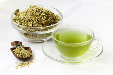 Granos molidos e infusión de café verde.