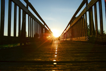 Holzbrücke vor Sonnenuntergang