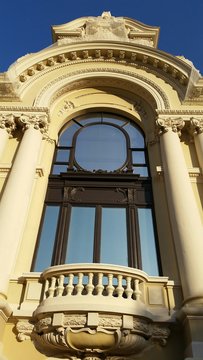 Fen&ecirc;tre avec une architecture typique de Monaco