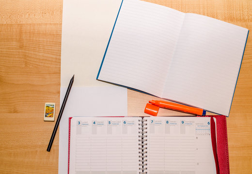 agenda, matita, quaderno, block notes e evidenziatore