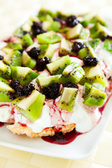 Pavlova with kiwi and berries