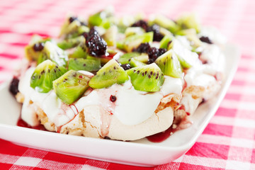 Pavlova with kiwi and berries