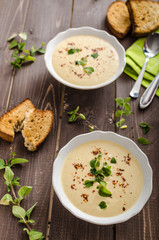 Creamy zucchini soup with chilli and oregano