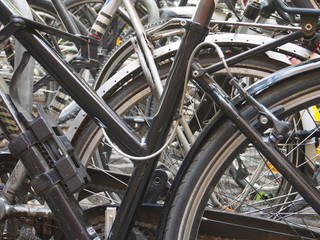 Durcheinander von Rädern am Fahrradständer