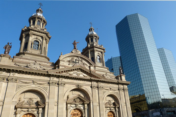 Fototapeta na wymiar Kathedrale und moderne Bürogebäude in Santiago/Chile