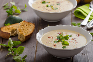 Creamy zucchini soup with chilli and oregano