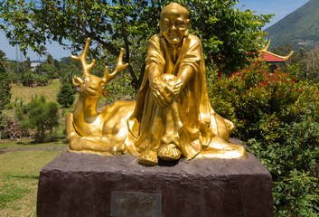 Obraz premium old man and deer, complex Ban Hin Kiong Temple, north Sulawesi,August 8. 2015 Sulawesi,