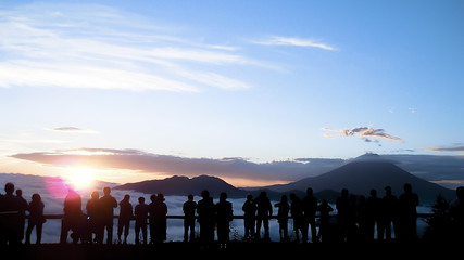 富士山からの御来光を待つ人々