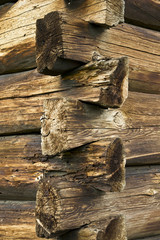 Fragment ściany  starego drewnianego budynku