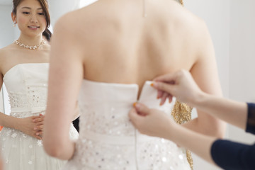 Bride is asked to dress the wedding dress for women