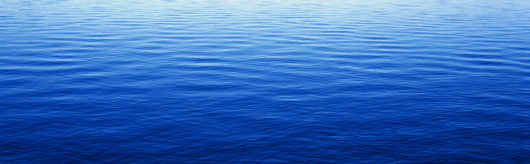 Dies sind Wasserreflexionen im Lake Tahoe. Das Wasser ist tiefblau und die kleinen Wellen im Wasser bilden ein Muster.