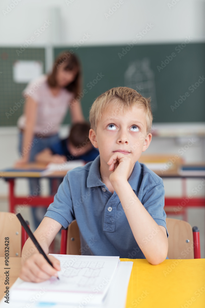 Poster nachdenklicher junge mit einem arbeitsblatt in der schule