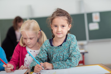 süßes mädchen malt in der klasse