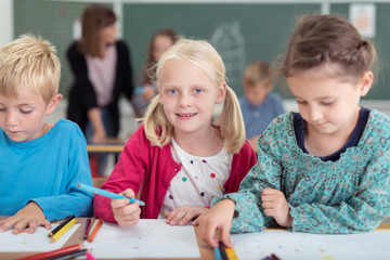 kinder lernen gemeinsam in der grundschule