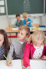 kinder in der schule schreiben in unterlagen