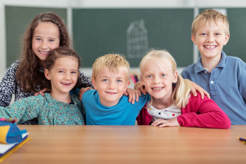 kinder in der schule haben spaß zusammen