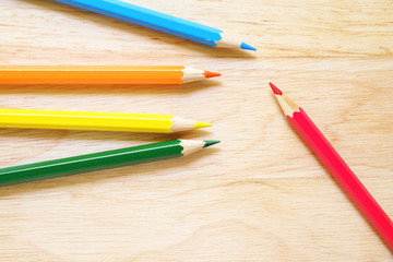 Obraz premium Color pencils on wood background