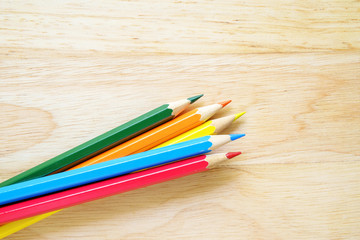 Obraz premium Color pencils on wood background
