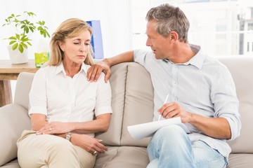 Obraz premium Concerned therapist comforting female patient