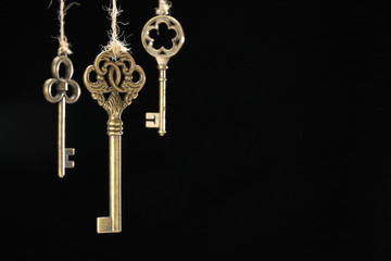 アンティークキー／吊り下げられた古い鍵