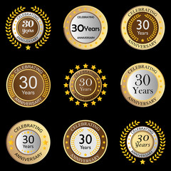 Jubiläumsbutton blau auf schwarzem Hintergrund