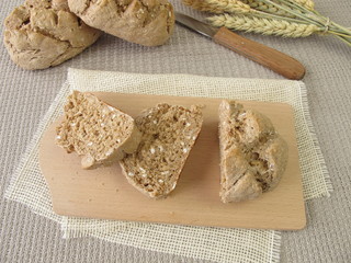 Aufgeschnittene Vollkornbrötchen