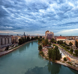 Obraz premium Vienna Danube Canal and the Herrmann beach bar at dusk