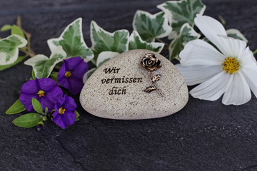 Stein mit Trauerspruch