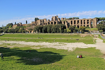 Fototapeta na wymiar Parque del antiguo teatro de Roma, en italia