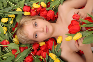 Obraz na płótnie Canvas beautiful girl in the tulips