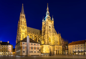 Naklejka premium Night view of gothic St. Vitus Cathedral in Prague, Czech Republic 