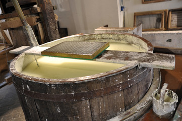 Produzione della carta fatta a mano con antica tecnica