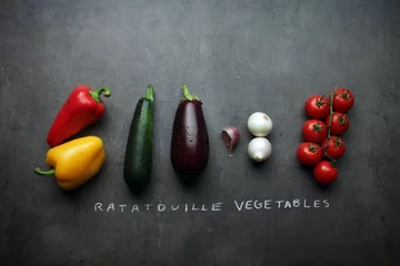 Küchenrückwand glas motiv Gemüse Ratatouille-Gemüse auf Küchentisch mit Kreide-Schriftzug