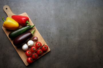 Ratatouille vegetables on wooden cutting board with space for recipe text - obrazy, fototapety, plakaty