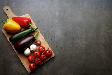 Küchenrückwand glas motiv Gemüse Ratatouille-Gemüse auf Holzbrett mit Platz für Rezepttext
