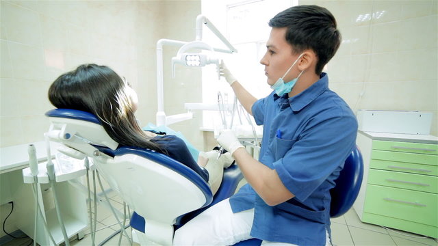 Dentist teeth before treatment includes special lighting