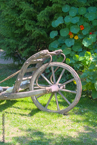 "Alter Holzschubkarren" Stockfotos und lizenzfreie Bilder auf Fotolia